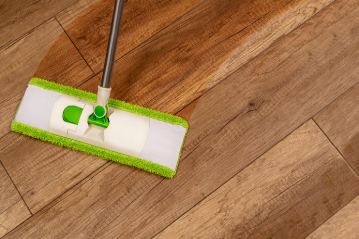 czyszczenie drewnianej podłogi
