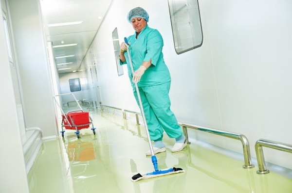 Pani pielęgniarka sprzątająca korytarz w szpitalu